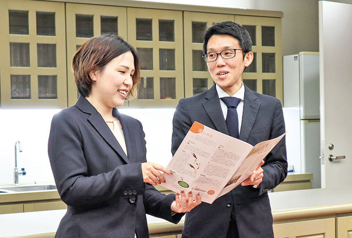 改訂版の魅力をPRする酒類総研の山田さん（右）と藤井美沙さん（撮影・山北）