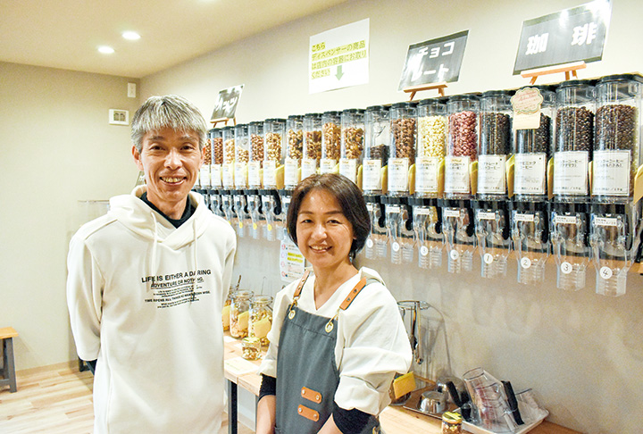 店主の山内博之さん（左）、章江さん（撮影・正光）