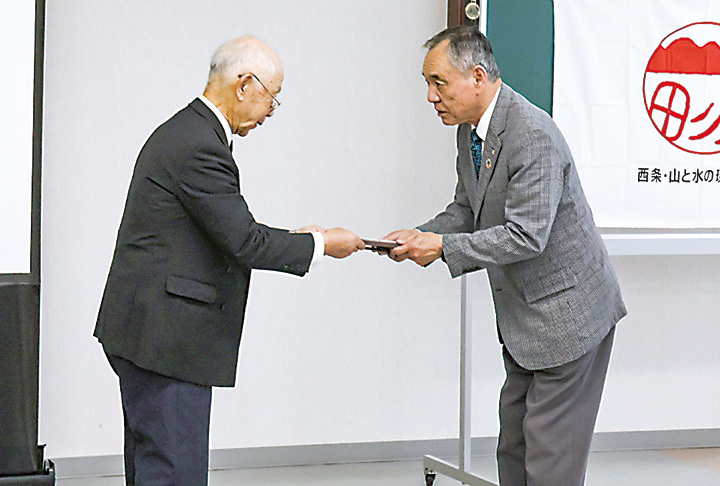 白牡丹酒造で行われた表彰式（撮影・𦚰）