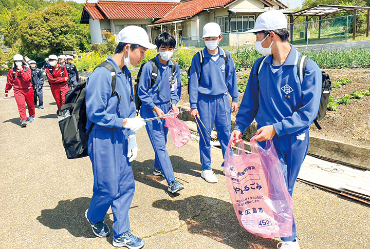 ごみを拾いながら町内を巡る豊栄中の生徒（撮影・久野）