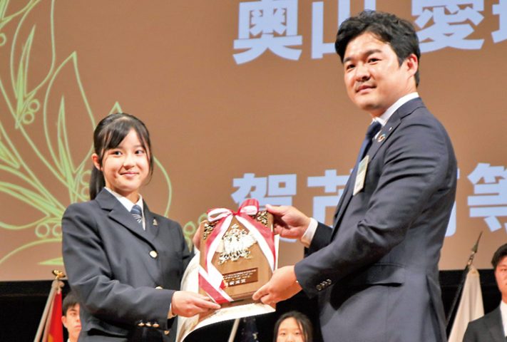 佐渡理事長（右）から表彰される奥山さん（撮影・山北）