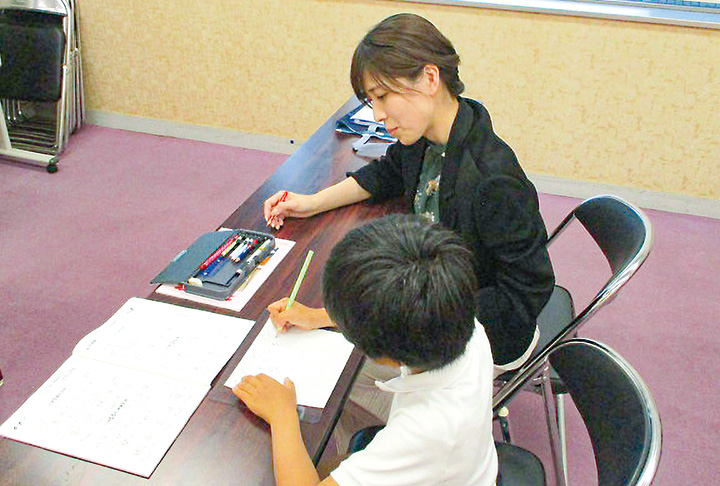 東広島運動公園で開講した硬筆教室（提供写真）