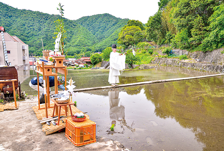 稲の豊作を祈願、田植祭