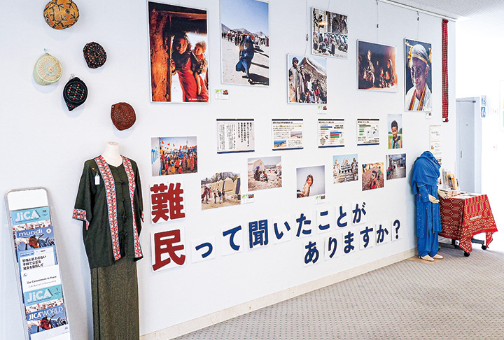 レストラン前で行われているパネル展示（撮影・原田）