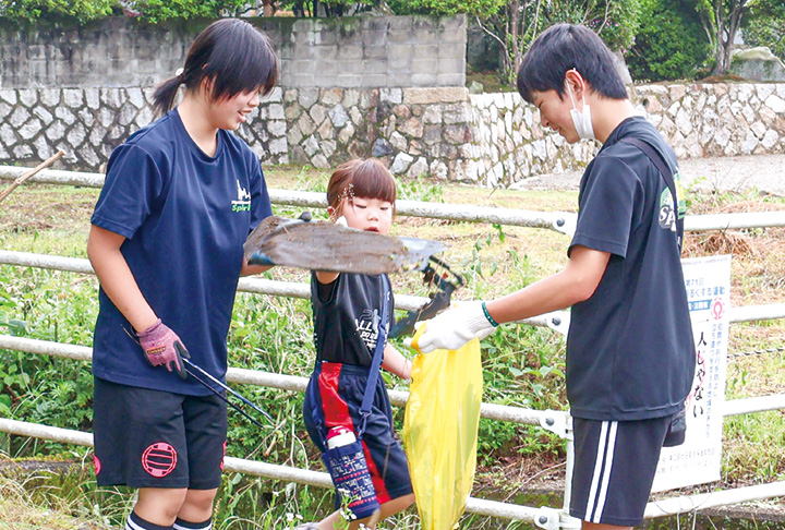 ごみを拾って集める参加者（撮影・𦚰）