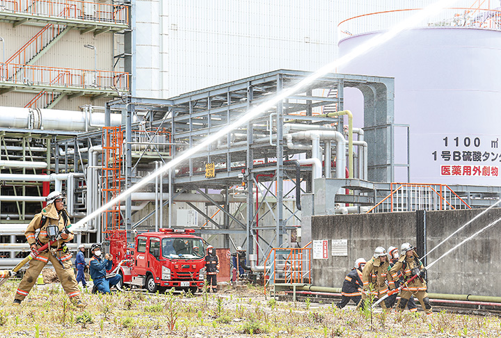 重油タンクの火災を想定し、放水訓練を行う消防隊員（撮影・𦚰）