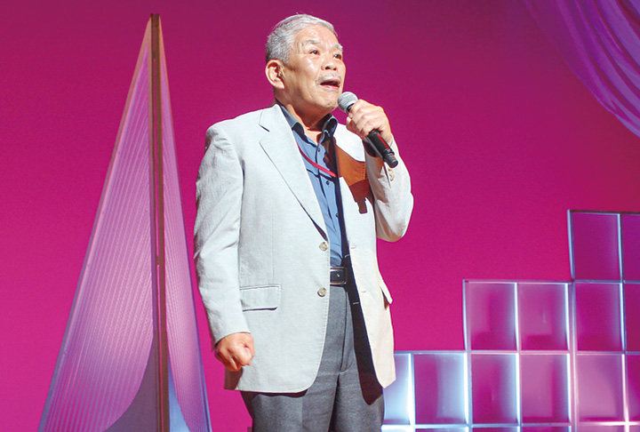 熱唱する大賞の秀島正三さん（撮影・林）