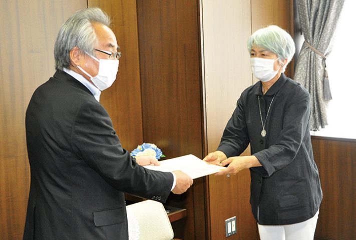 奥谷議長に請願書を手渡す桂代表(右)(撮影・日川)