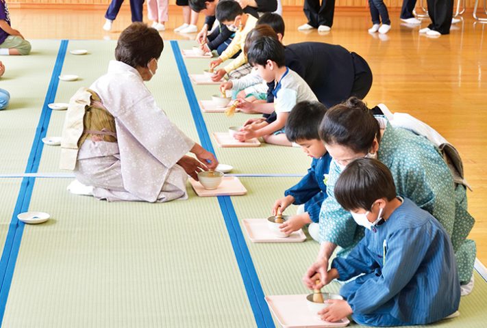 お茶の作法を学ぶ園児たち