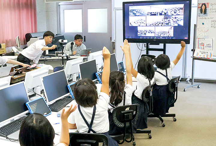 モニターやカメラを前にして授業を受ける福富小の児童（撮影・𦚰）