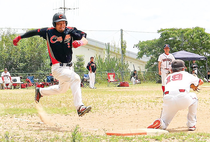 一塁に向かい懸命に走る打者（撮影・山北）