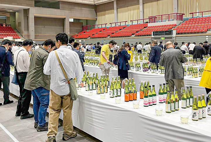 少量の酒を口に含み味や香りを確認する酒造関係者（撮影・久野）