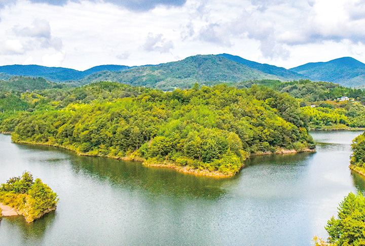 福富町のしゃくなげ湖（撮影・小林）