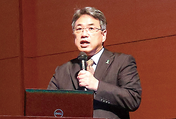 喫煙や受動喫煙による健康への影響を話す東広島医療センター柴田副院長（撮影・𦚰）