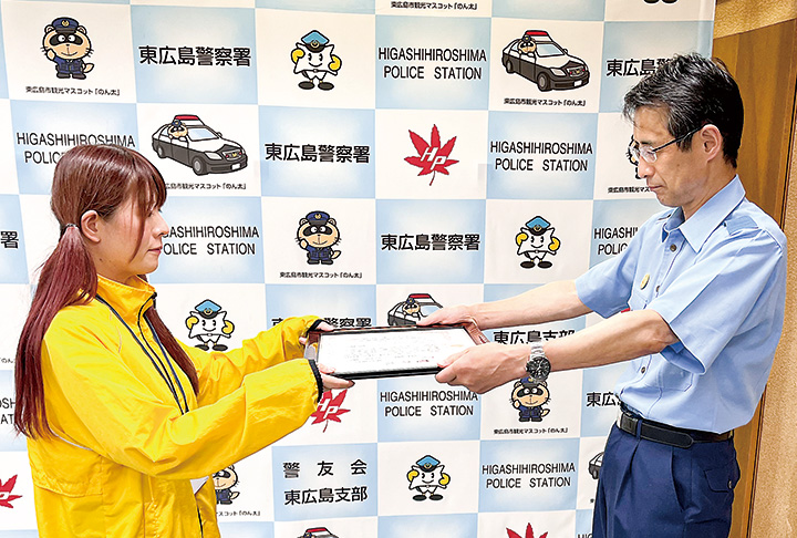 木本署長（右）から感謝状を受け取る田島店長（撮影・林）