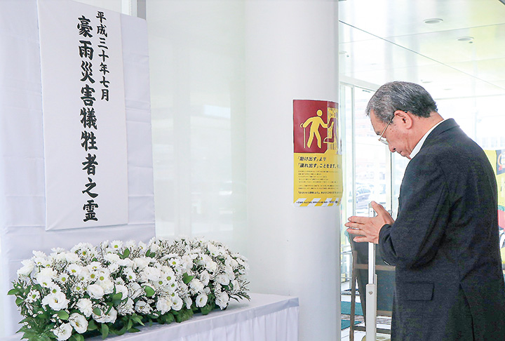 祭壇に手を合わせる高垣市長（撮影・山北）