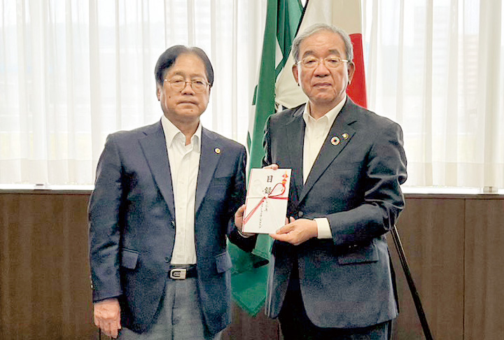 目録を手に記念撮影をする伊藤会長（左）と高垣市長（撮影・久野）