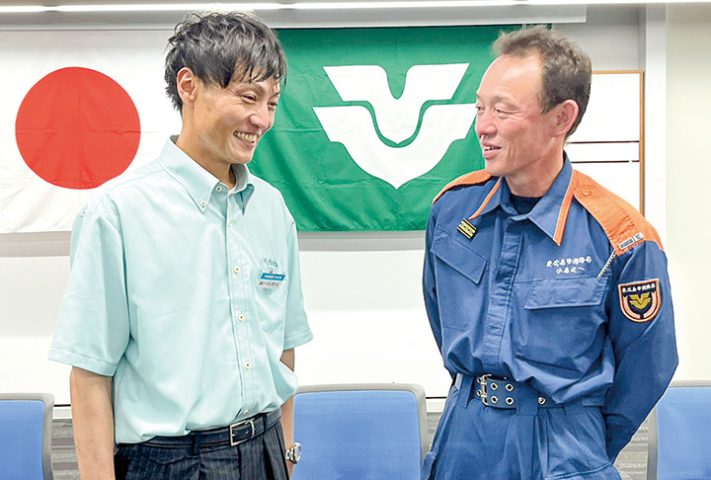 感謝状贈呈式後、談笑する瀬戸山さん(左)と市消防局北分署の小島正一分署長（撮影・久野）