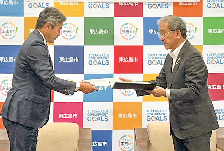 協定書を取り交わす森社長（左）と高垣市長（撮影・久野）