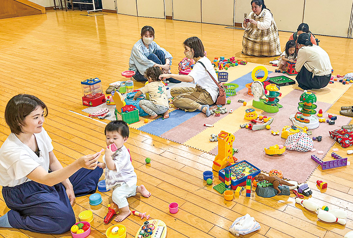 おもちゃ遊びを楽しむ参加者（撮影・生野）