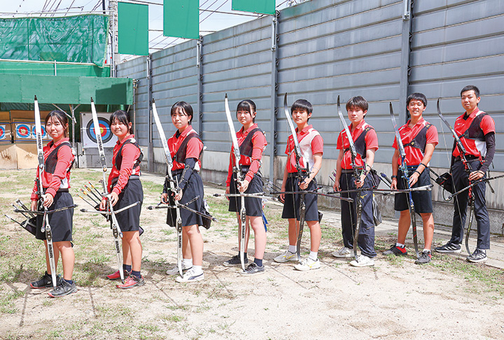 男女そろって全国大会に出場するアーチェリー部（撮影・𦚰）