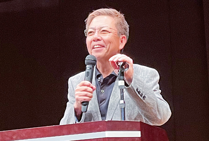 推進大会で講演するフリーアナウンサーの本名正憲さん（撮影・林）