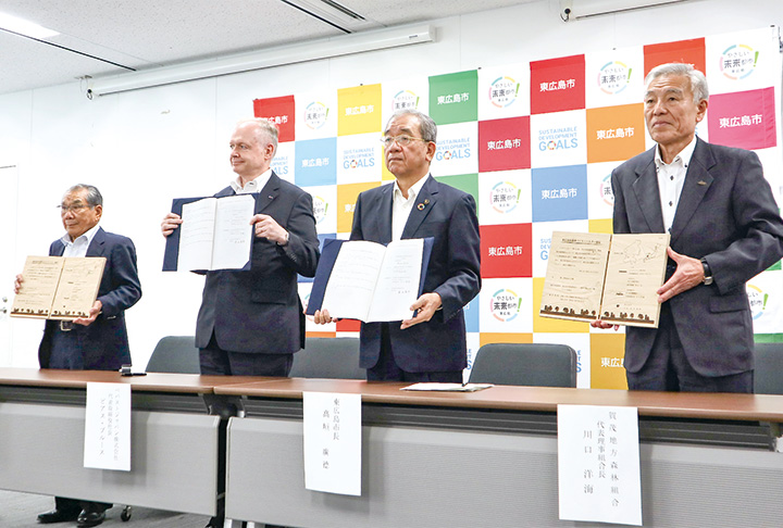 協定書署名の後に行われた記念撮影（撮影・山北）