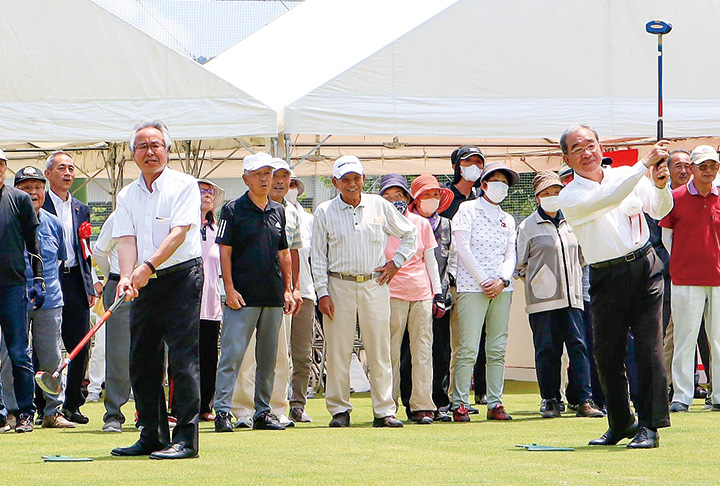 始球式でボールを打つ高垣市長（右）と奥谷議長（撮影・山北）