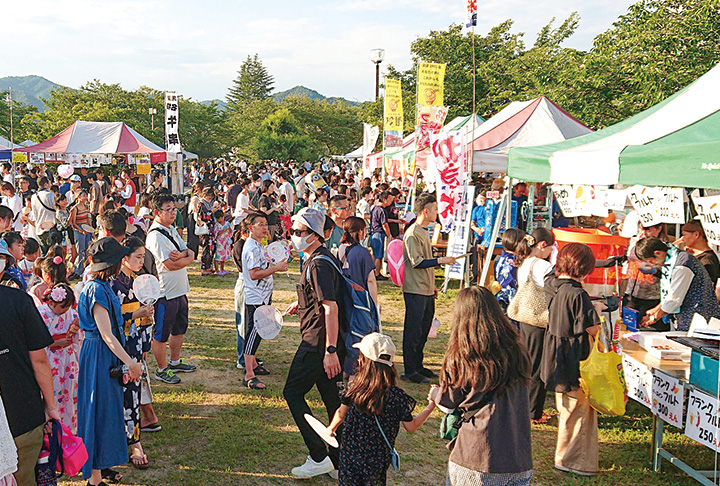 大勢の来場客でにぎわう祭り会場（撮影・井川）