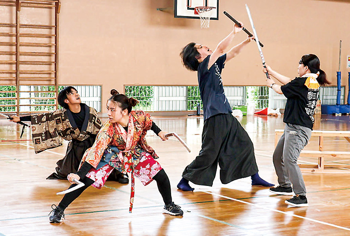 本番に向け稽古に励む出演者（撮影・𦚰）