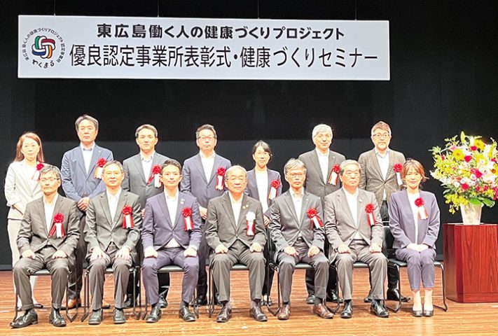 表彰式で行われた記念撮影(撮影・林)