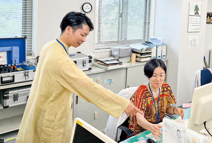 開発途上国の民族衣装着用　JICA中国職員　クールビズで業務