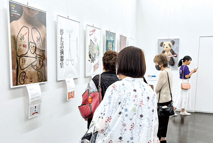 作品を観覧する来場者（撮影・久野）