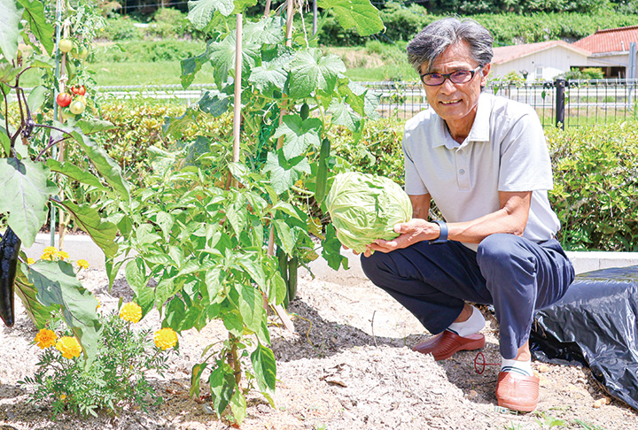 「今後も収穫した野菜をあずまやに送り届けたい」と話す清老センター長（撮影・𦚰）