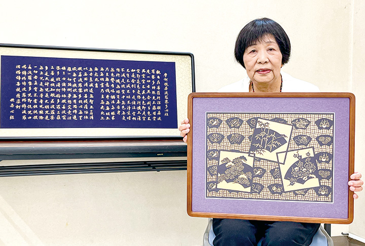 約70点の作品を展示する下西さん（撮影・久野）