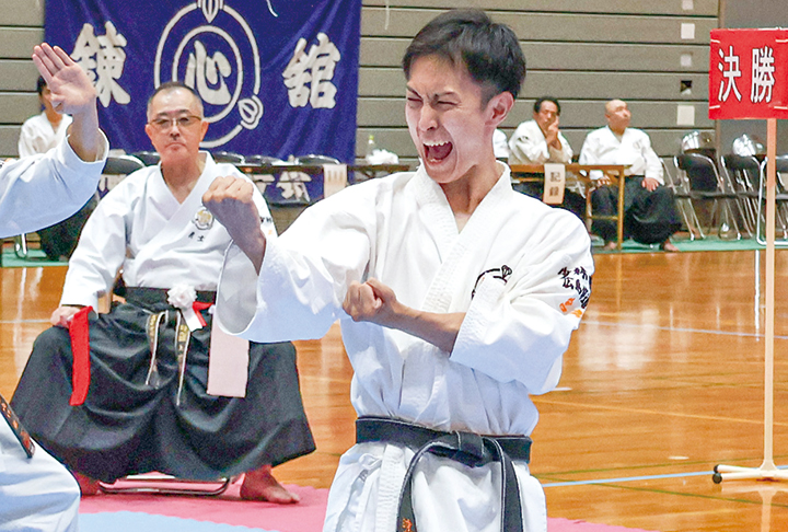 男子型試合の様子（撮影・𦚰）
