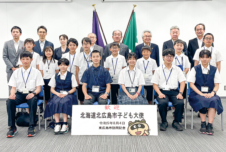 東広島市を訪れた北広島市子ども大使（撮影・高藤）
