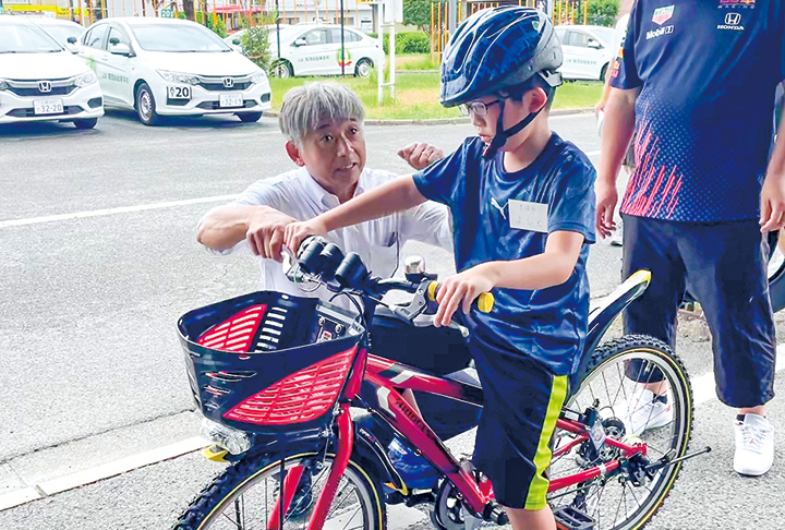 参加者にアドバイスを送る片山さん（撮影・高藤）