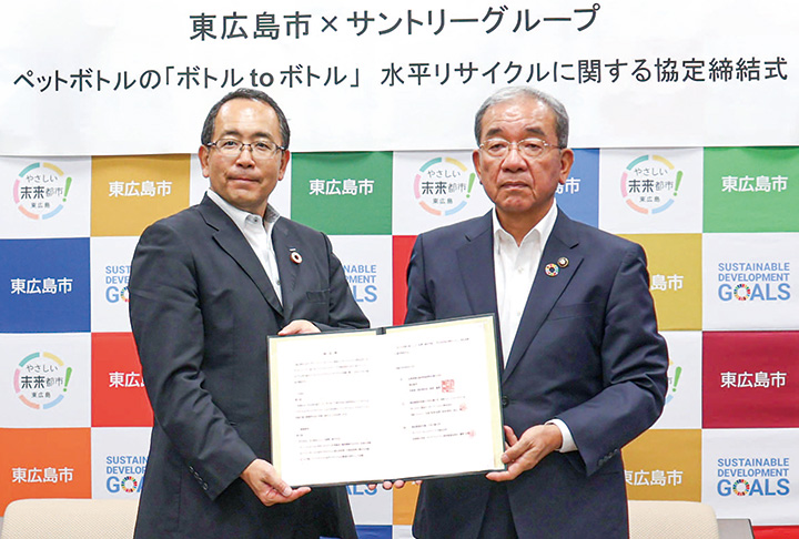 協定を交わした高垣市長（右）と北村部長（撮影・𦚰）