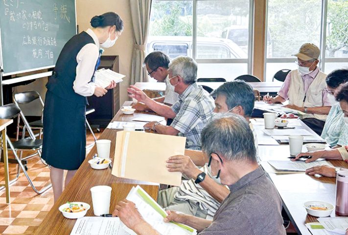 参加者の質問に答える広島銀行の行員（提供写真）