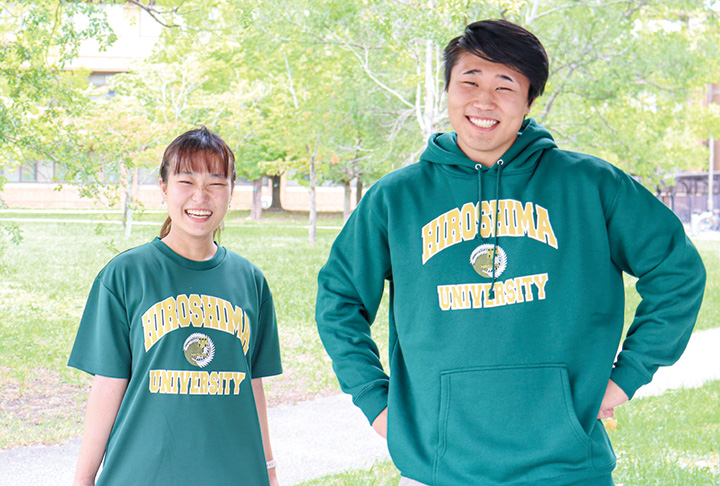 販売を開始したフーディ（右）とドライTシャツ（提供写真）