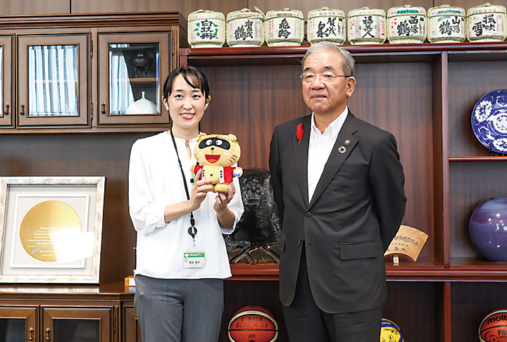 高垣市長（右）と懇談を終え、記念撮影する末田さん（撮影・𦚰）