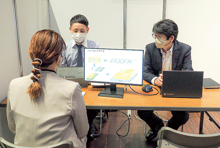 企業の個別ブースで説明を受ける参加者（撮影・原田）