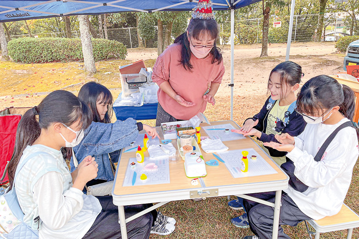粘土雑貨作りに挑戦する子どもたち（撮影・林）