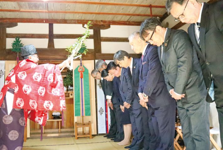 酒造りの安全と成功を願う関係者(撮影・山北)