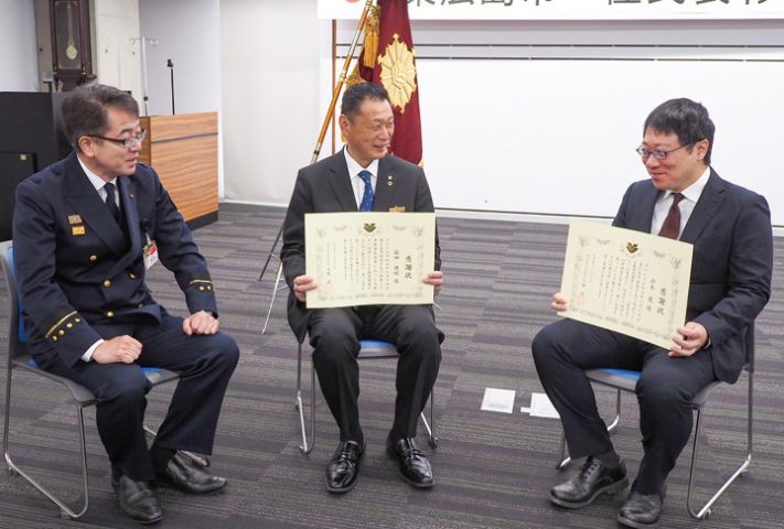 表彰式後、談笑する（左から）弓場消防局長、藤田さん、鈴木さん（撮影・原田）