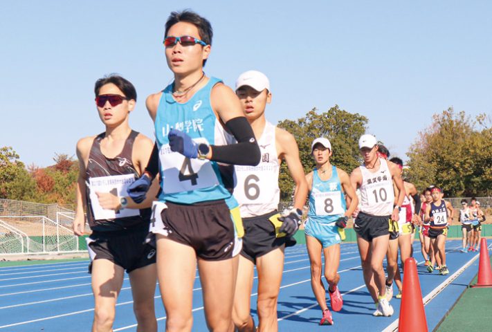 東広島運動公園陸上競技場で健脚を競う出場者（撮影・山北）