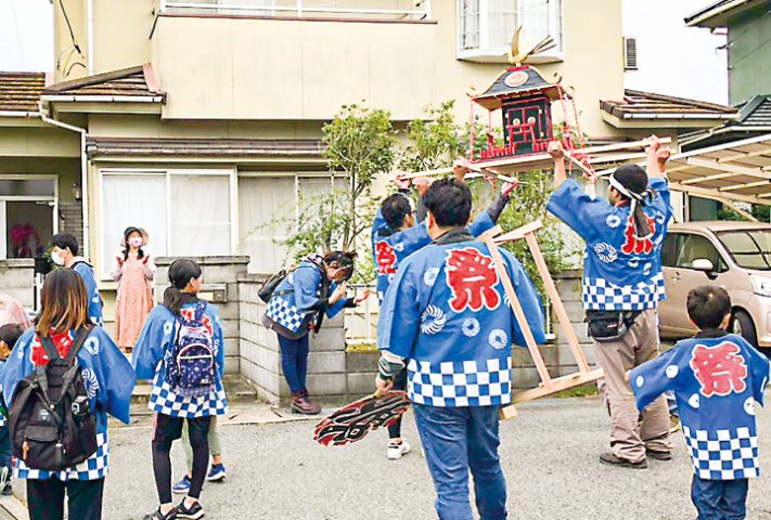 門前神社の秋祭りで披露された新しい神輿