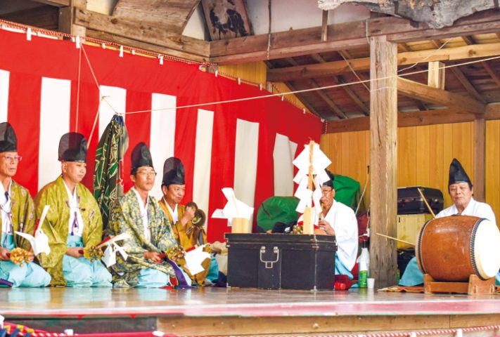 宮崎神社で行われた神楽（提供写真）