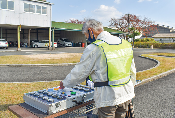 機械を使い反射神経を測定をする参加者（撮影・東原）